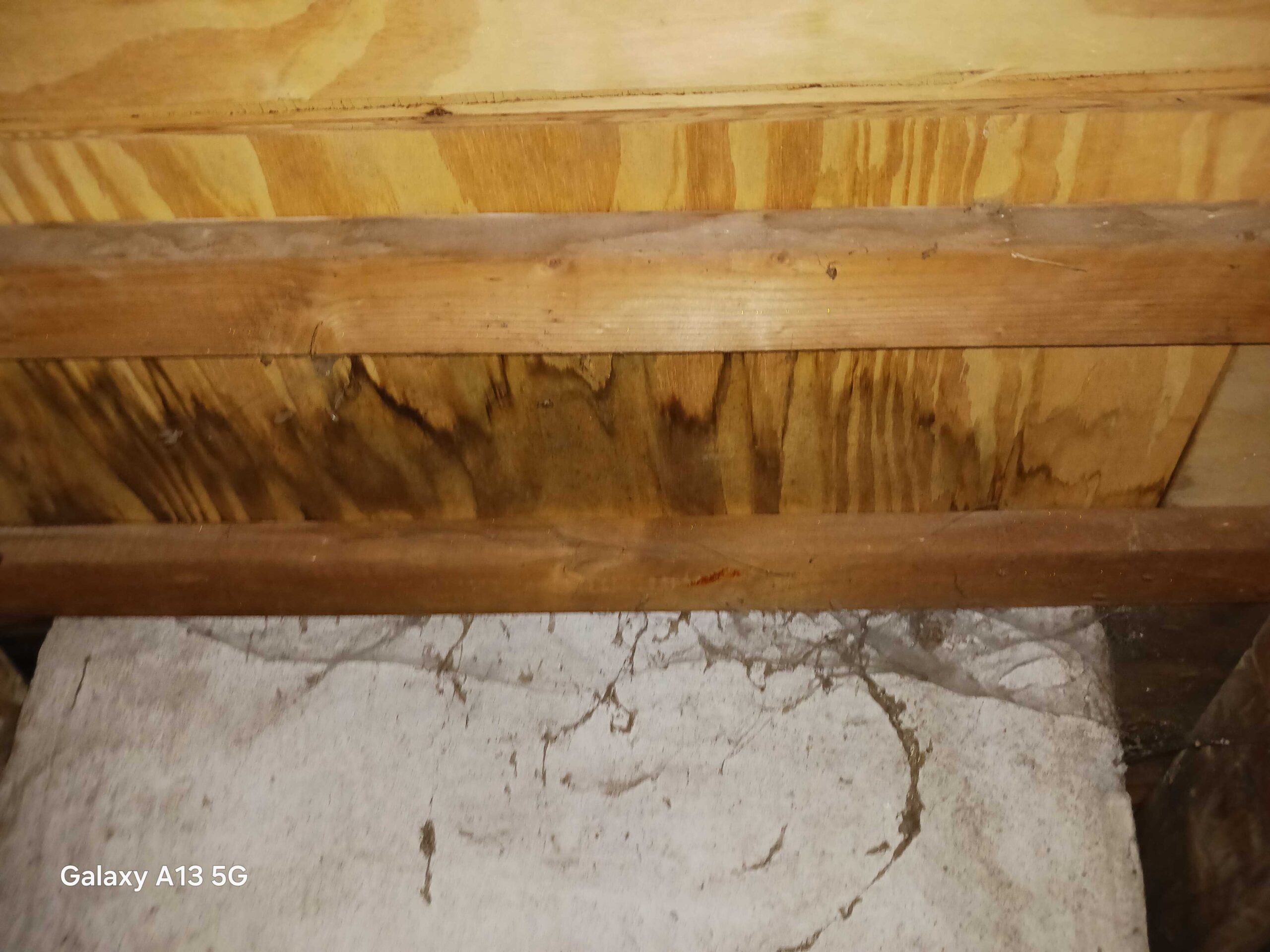 113_1753335227364 Tegn på tagskade ved skorsten – utæt inddækning og fugtskjolder på indersiden