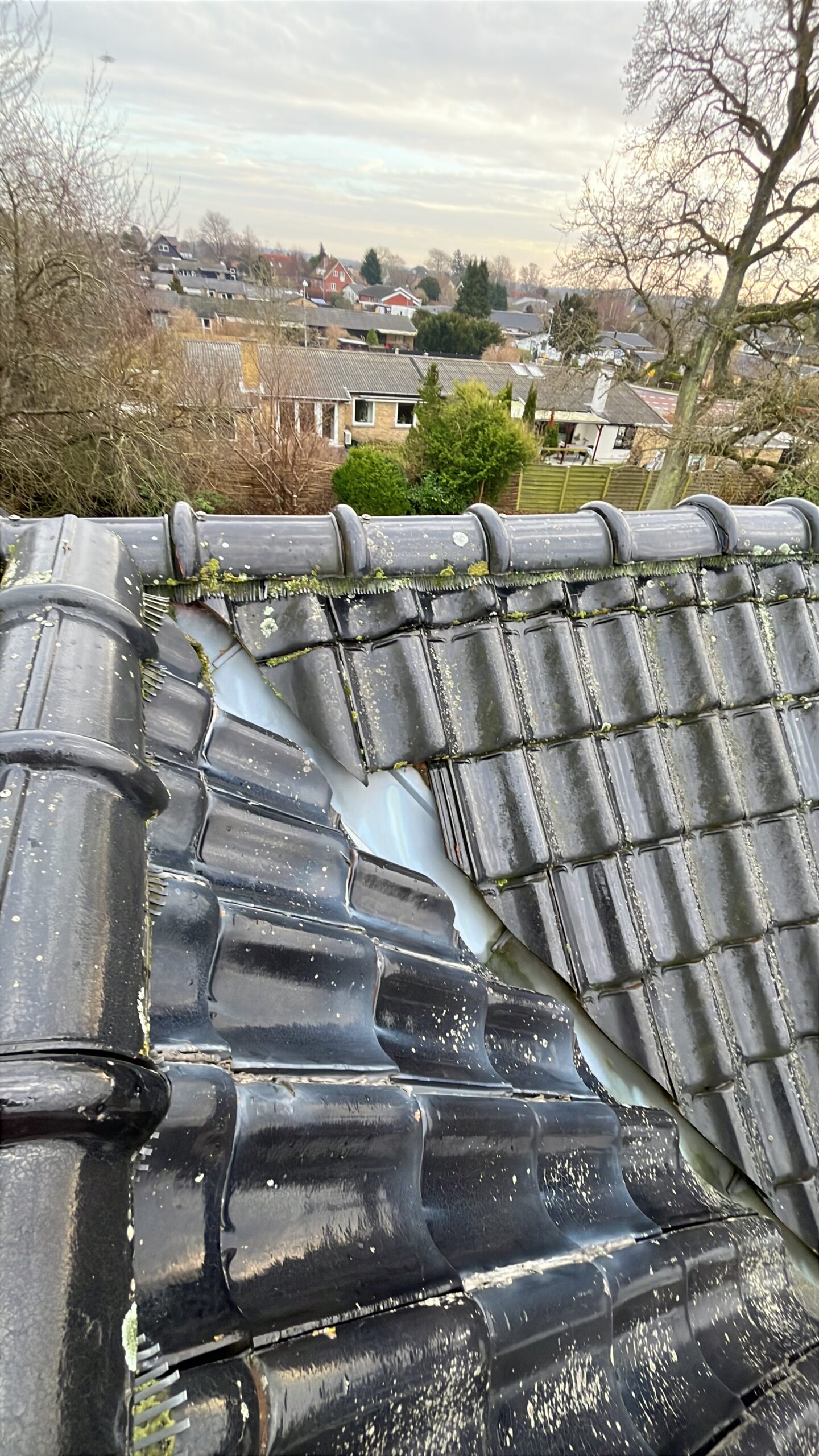 Mangler tegl ved skotrende på tag i Hillerød – eksempel på skade der kræver hurtig tagreparation