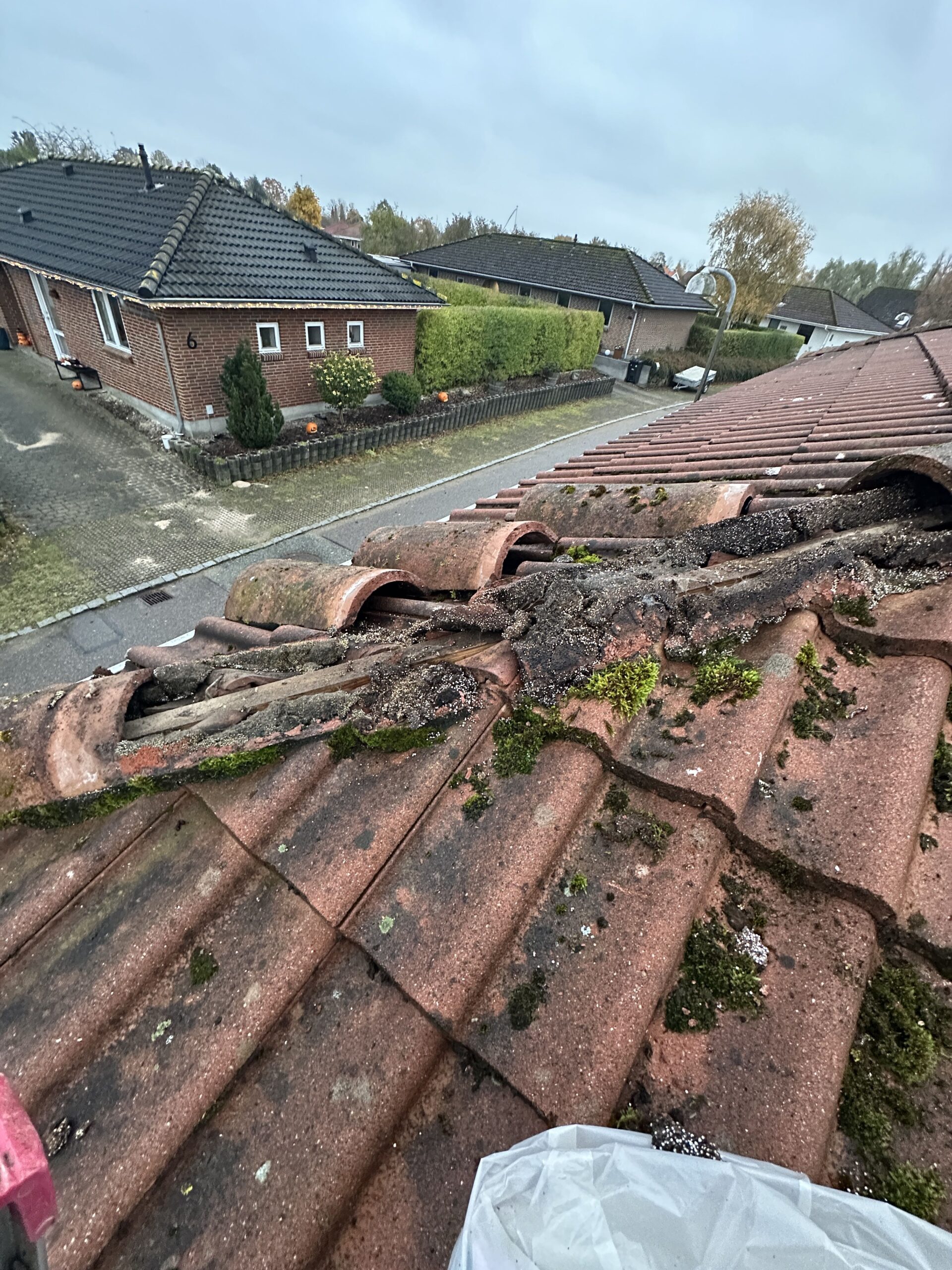 Tagreparation i Smørum – nedbrudt rygning og porøs rufakit på ældre tegltag
