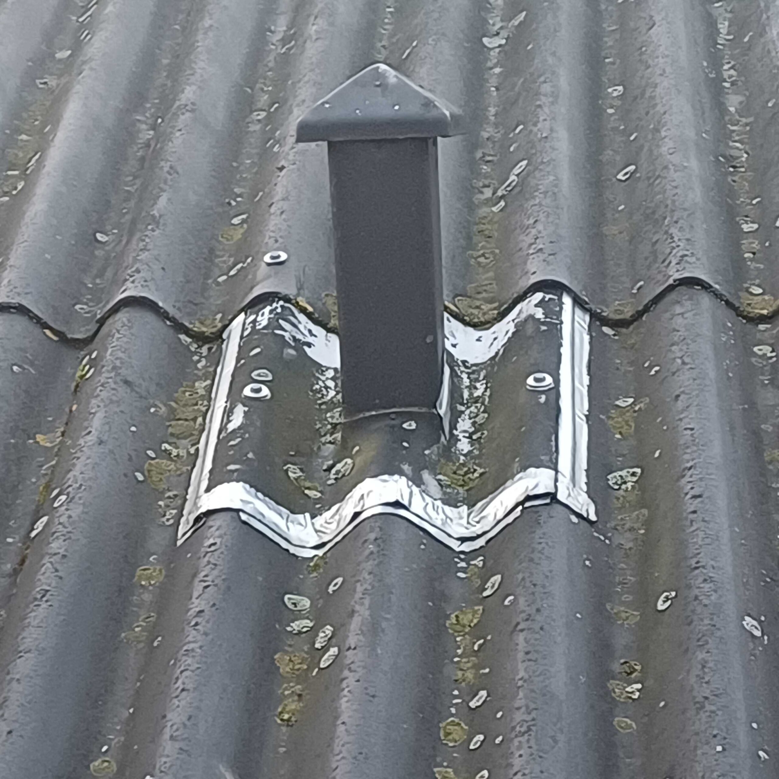 274_1764663006778 Tagskade ved taghætte – utæt inddækning omkring ventilationsgennemføring