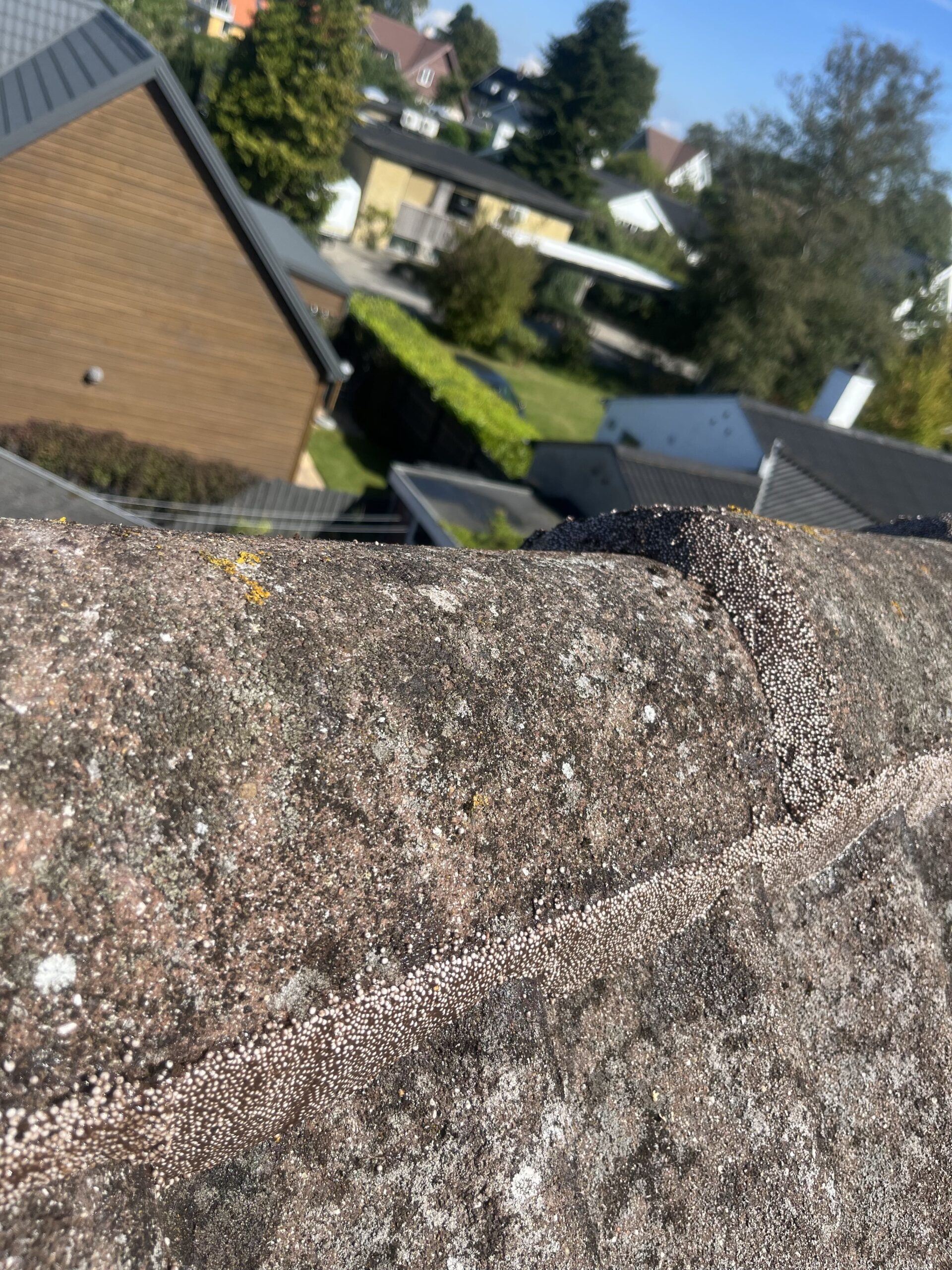 Reparation af rufakit rygning med korrekt komprimering og fastgørelse