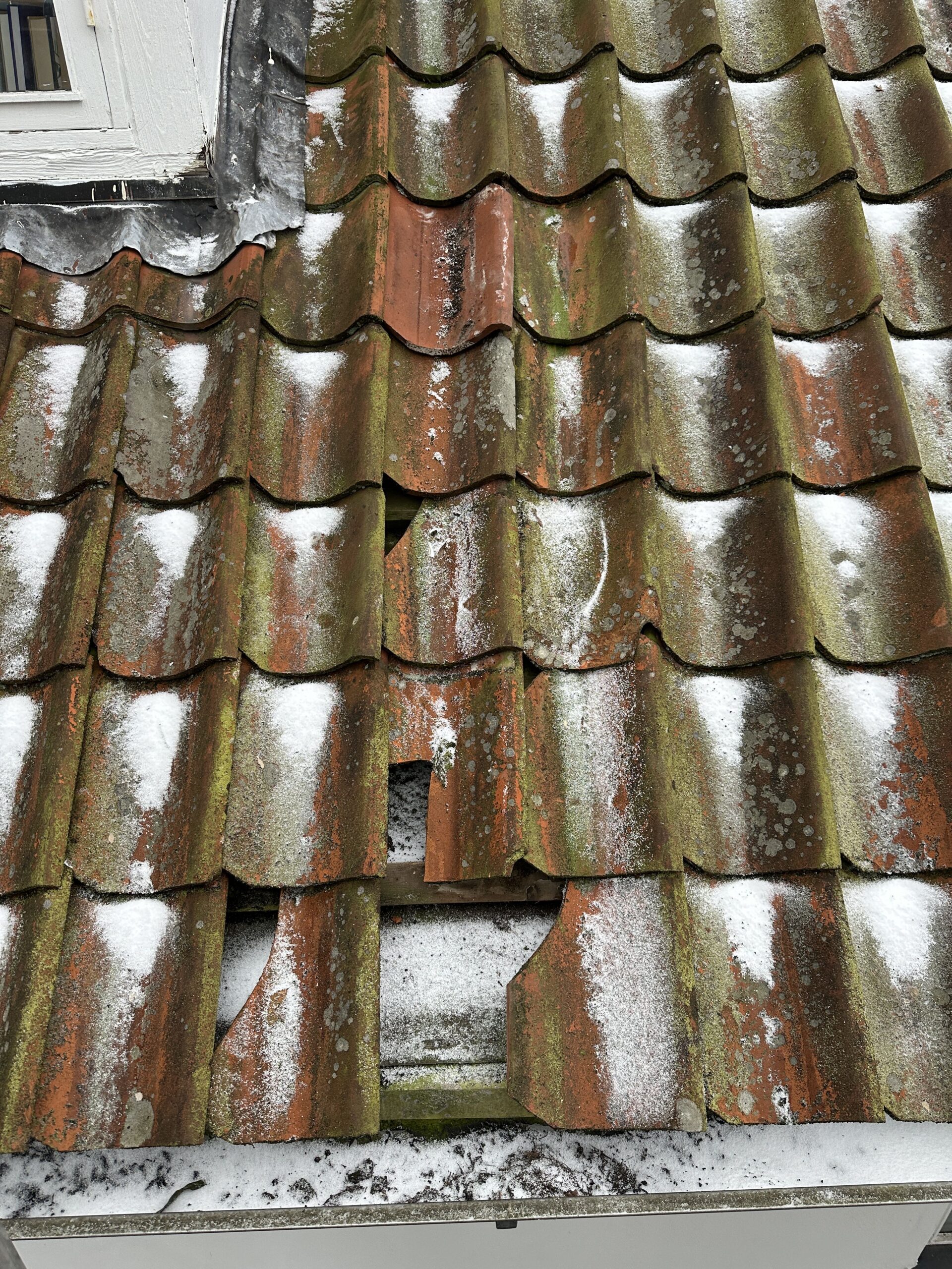 beskadigede teglsten der kræver reparation af tag i Stenløse